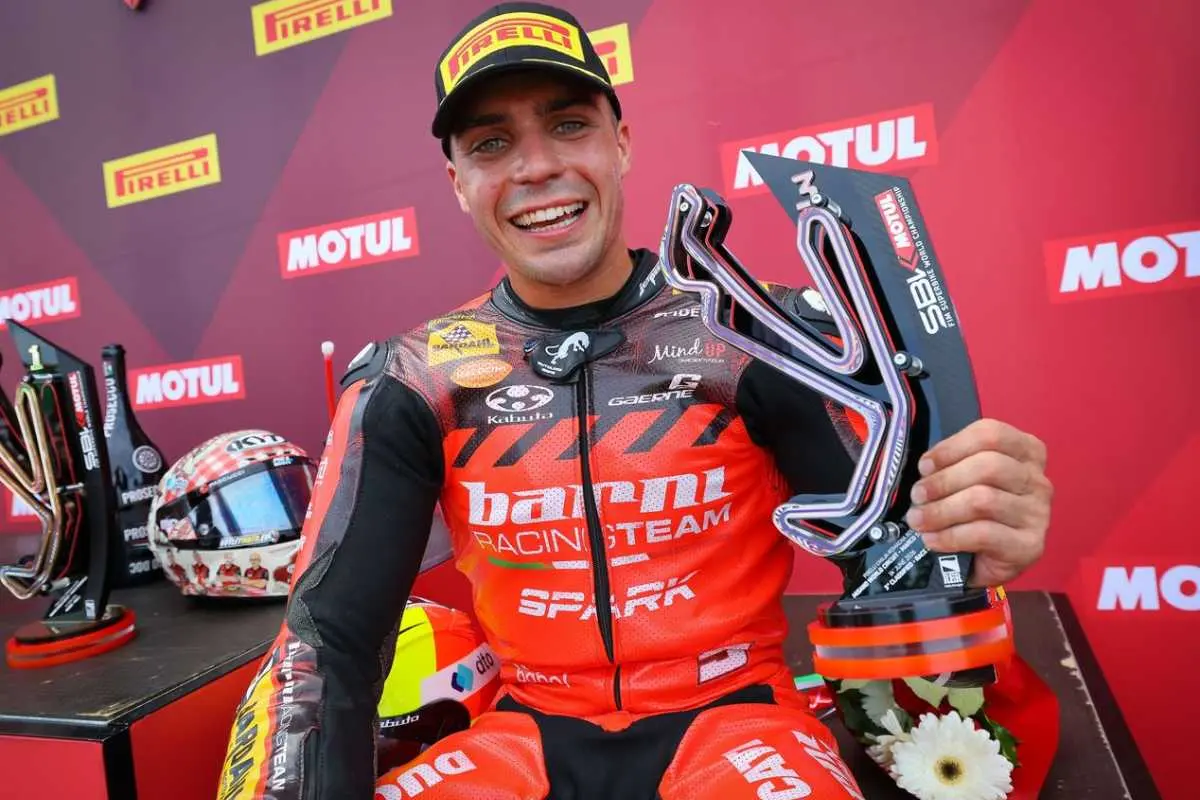 Yari Montella festeggia sul podio Superbike a Misano Adriatico