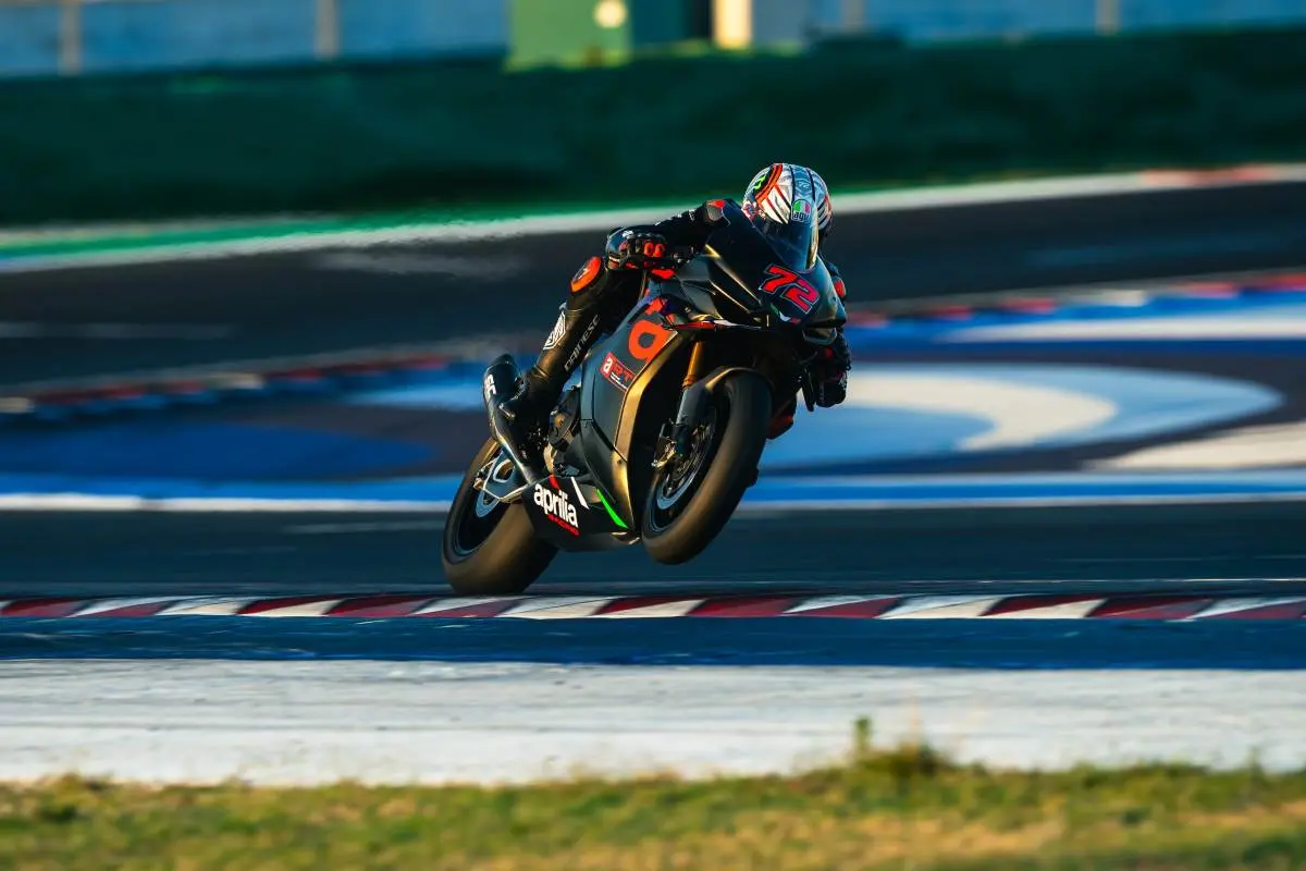 Marco Bezzecchi guida l'Aprilia RSV4 a Misano Adriatico