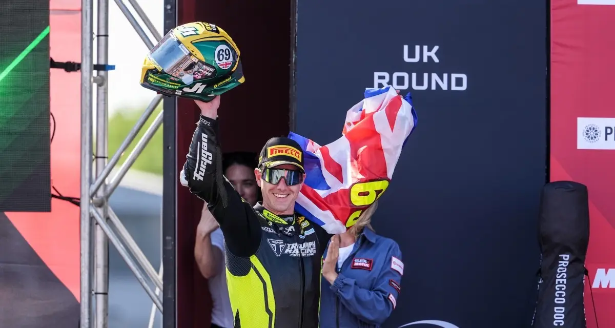 Supersport: Booth-Amos fa ruggire la Triumph, Donington è casa loro