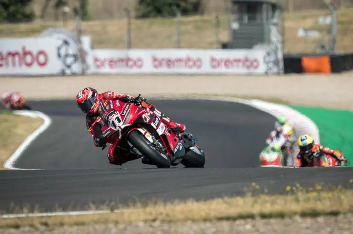 Superbike Donington: Nicolò Bulega vince anche gara 2