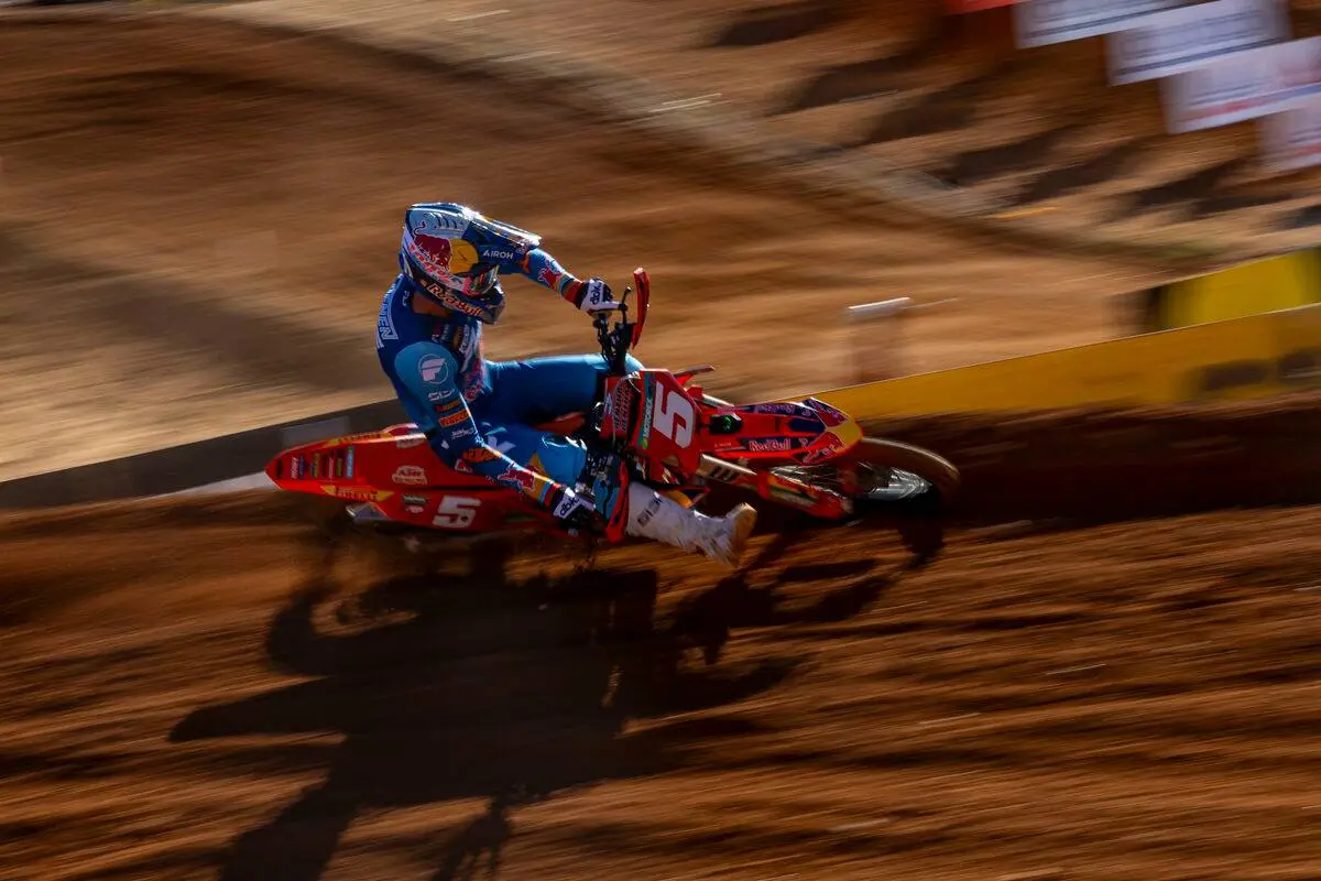 Coenen martella in MXGP: holeshot e fuga, Vlaanderen brilla con Ducati