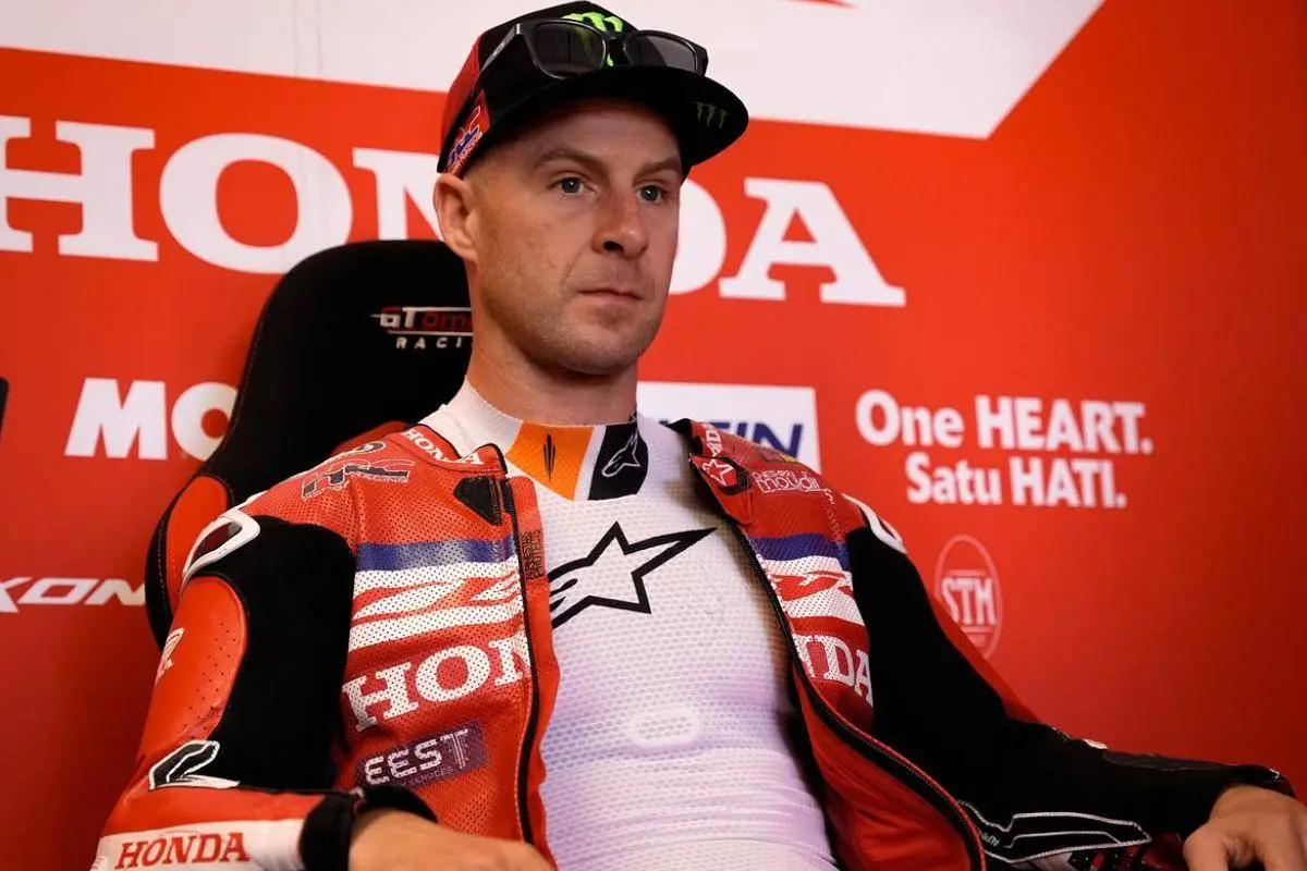 Jonathan Rea seduto nel box Honda HRC WorldSBK