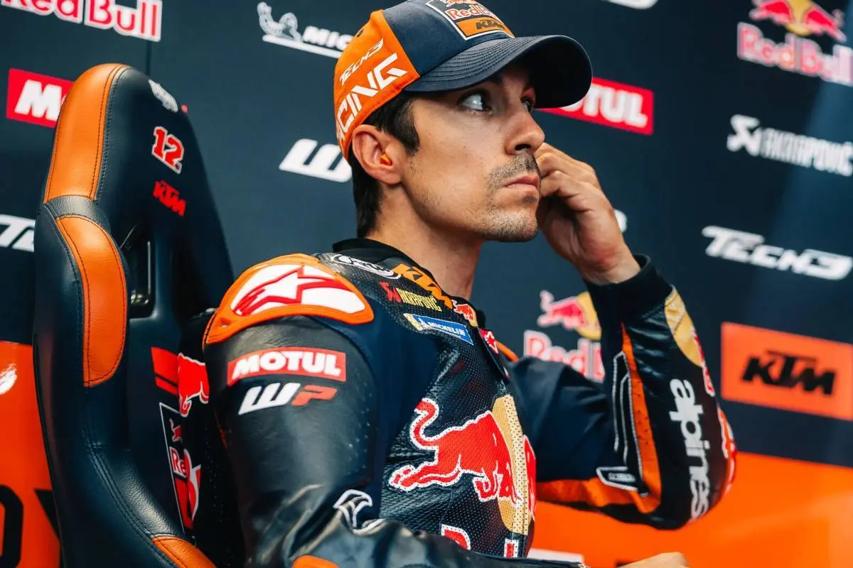 Maverick Vinales pilota MotoGP seduto nel box del team KTM Tech3 Racing