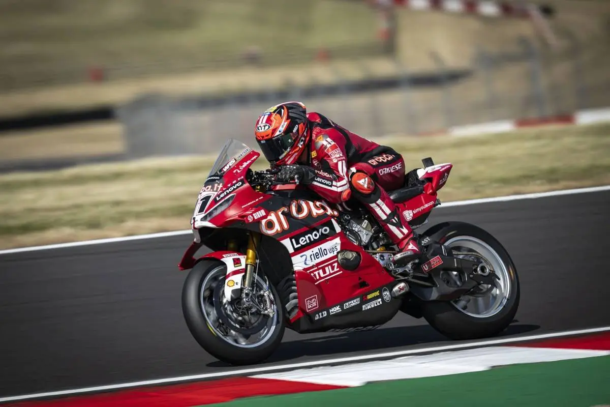 Nicolò Bulega guida la Ducati Superbike a Donington Park Circuit