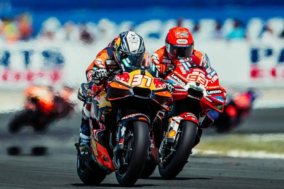 Pedro Acosta e Marc Marquez