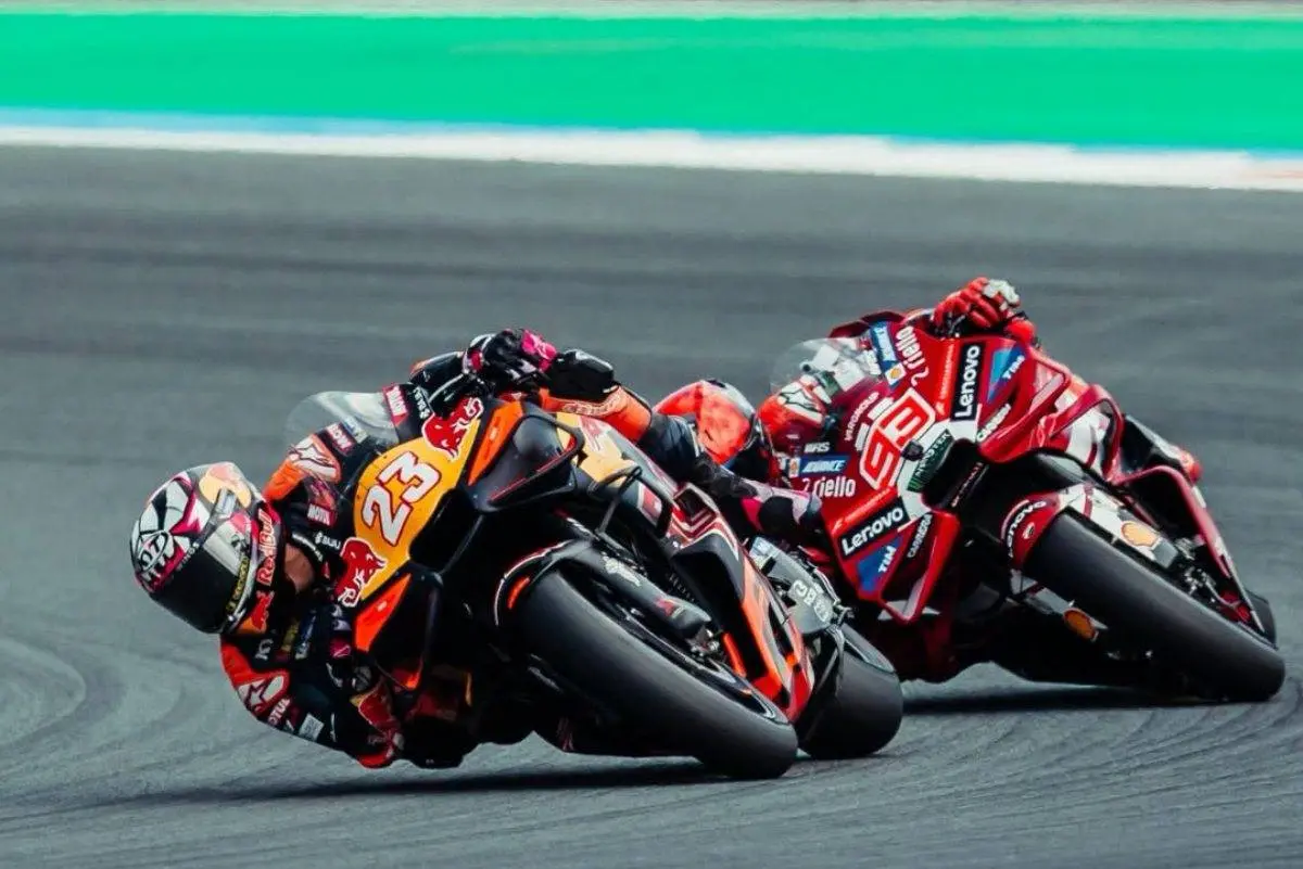 Pedro Acosta e Marc Marquez