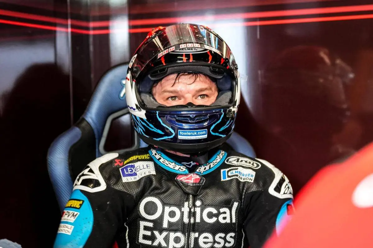 Tarran Mackenzie pilota MGM Superbike seduto nel box