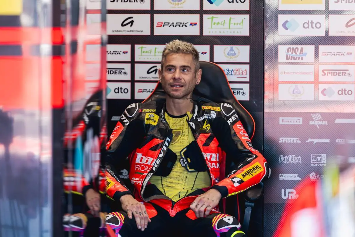 Alvaro Bautista pilota Barni Superbike seduto nel box