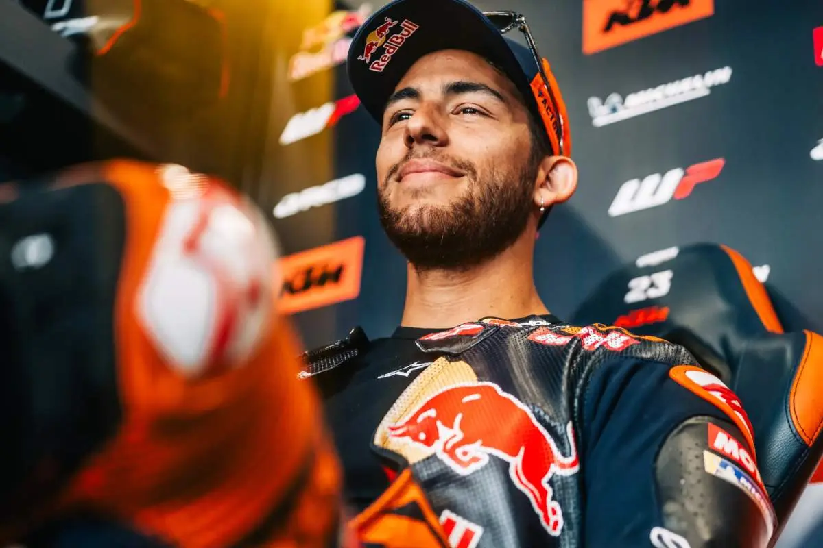 Enea Bastianini pilota KTM Tech3 MotoGP seduto nel box