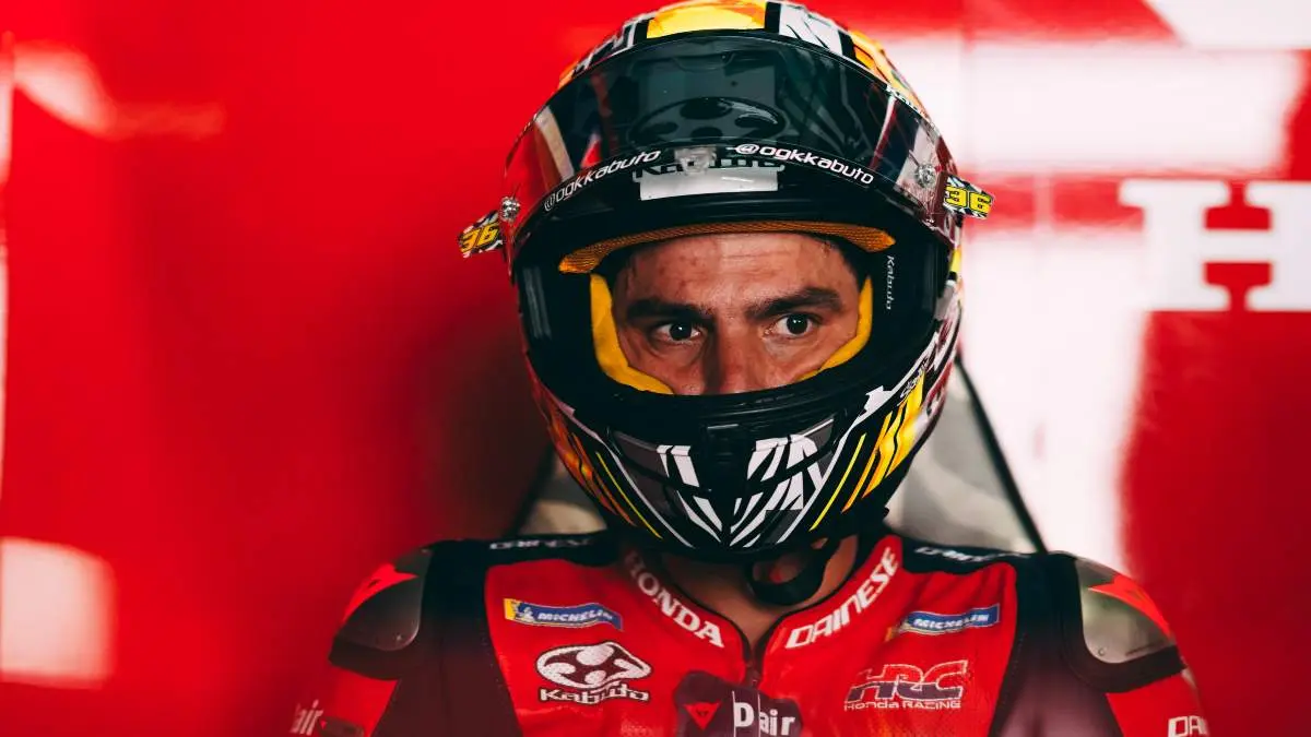 Joan Mir pilota MotoGP nel box del team Honda HRC