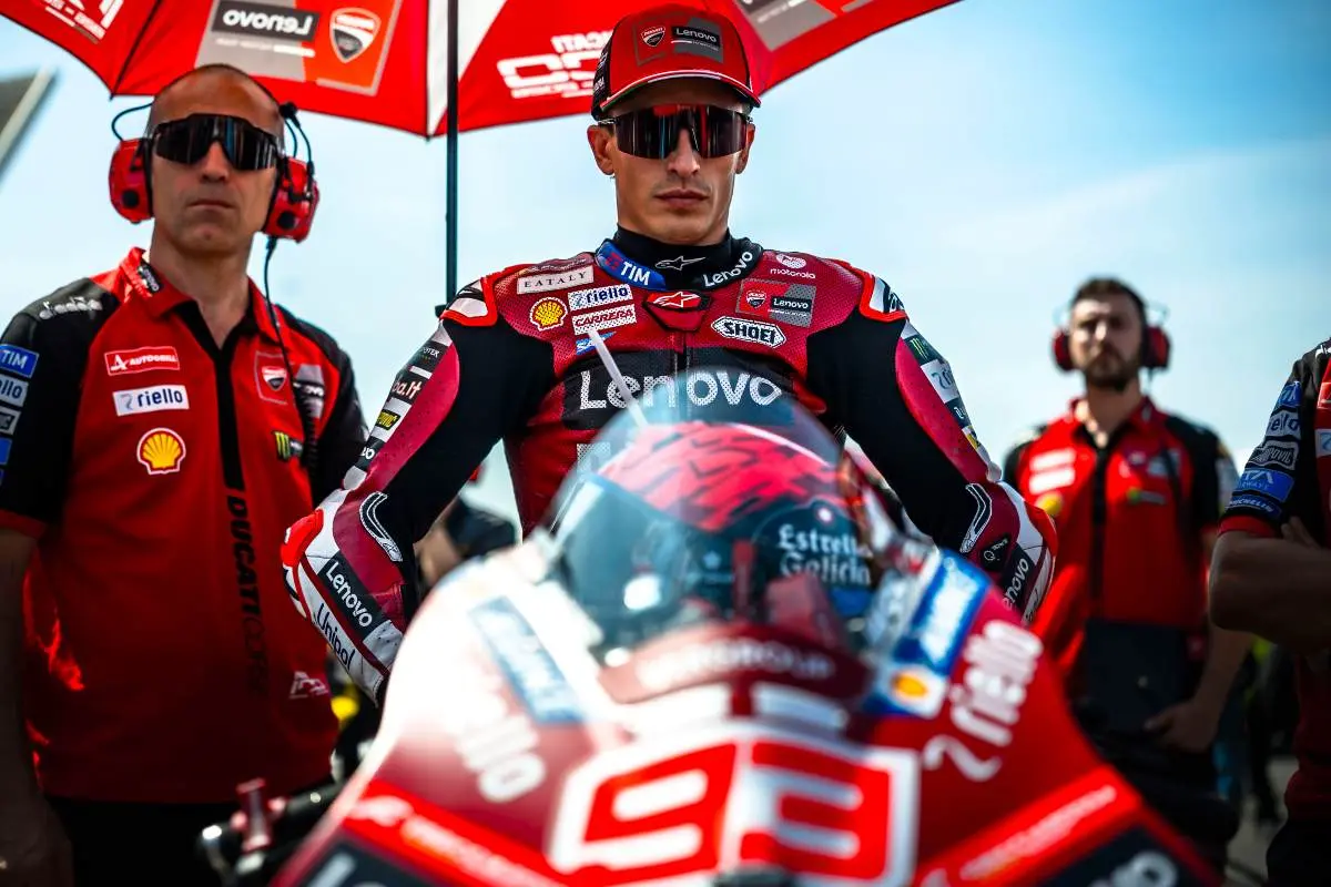 Marc Marquez pilota Ducati MotoGP seduto sulla Desmosedici a Silverstone