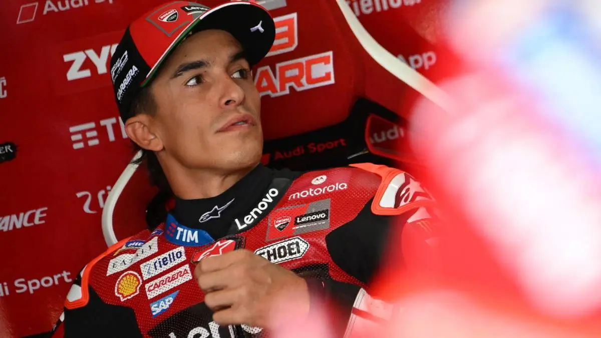Marc Marquez pilota Ducati MotoGP nel box del team di Borgo Panigale