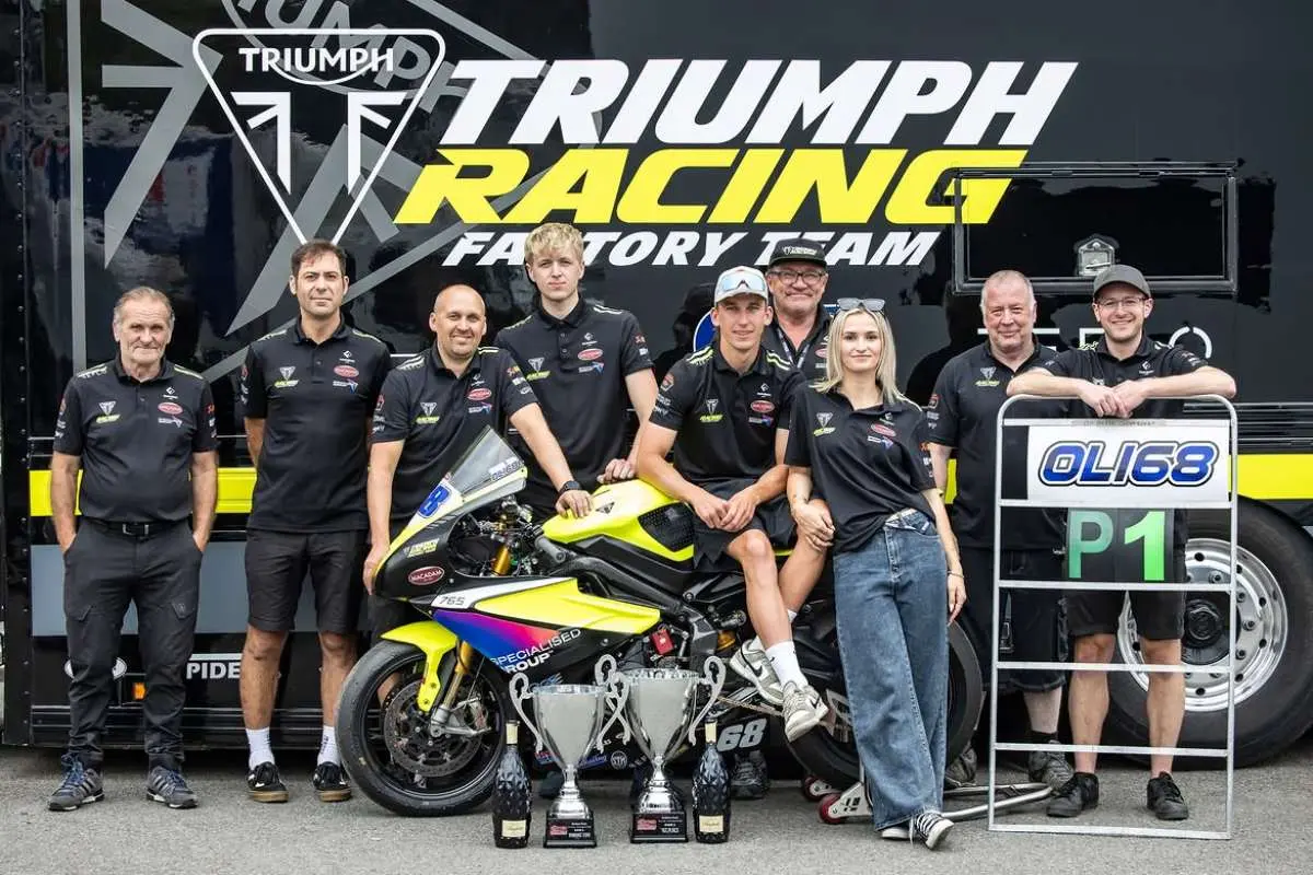 Oli Bayliss festeggia con il team Macadam Triumph Racing del British Supersport