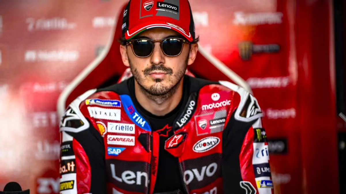 Pecco Bagnaia pilota Ducati MotoGP seduto nel box rosso ad Aragon