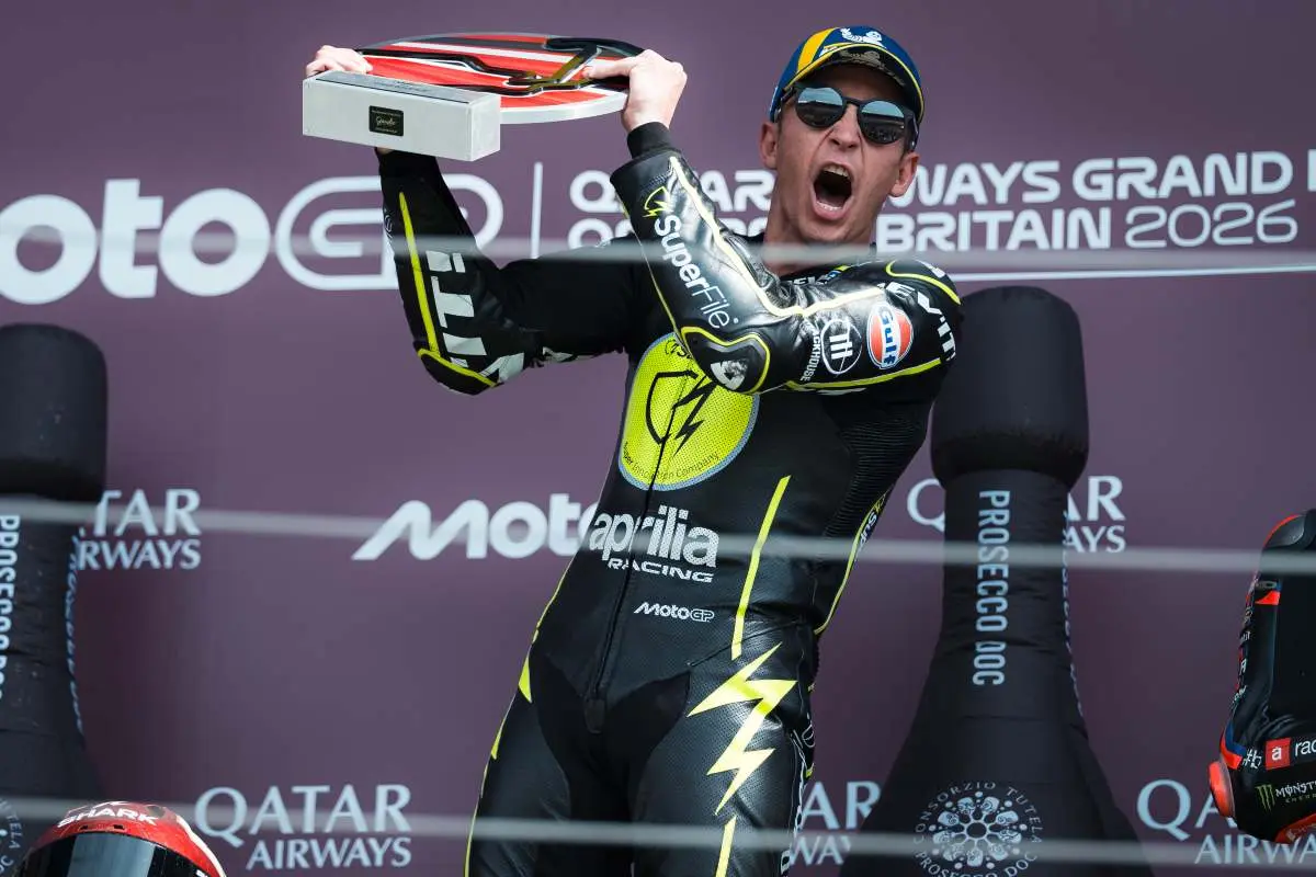 Raul Fernandez pilota Trackhouse esulta per la vittoria nella gara MotoGP a Silverstone