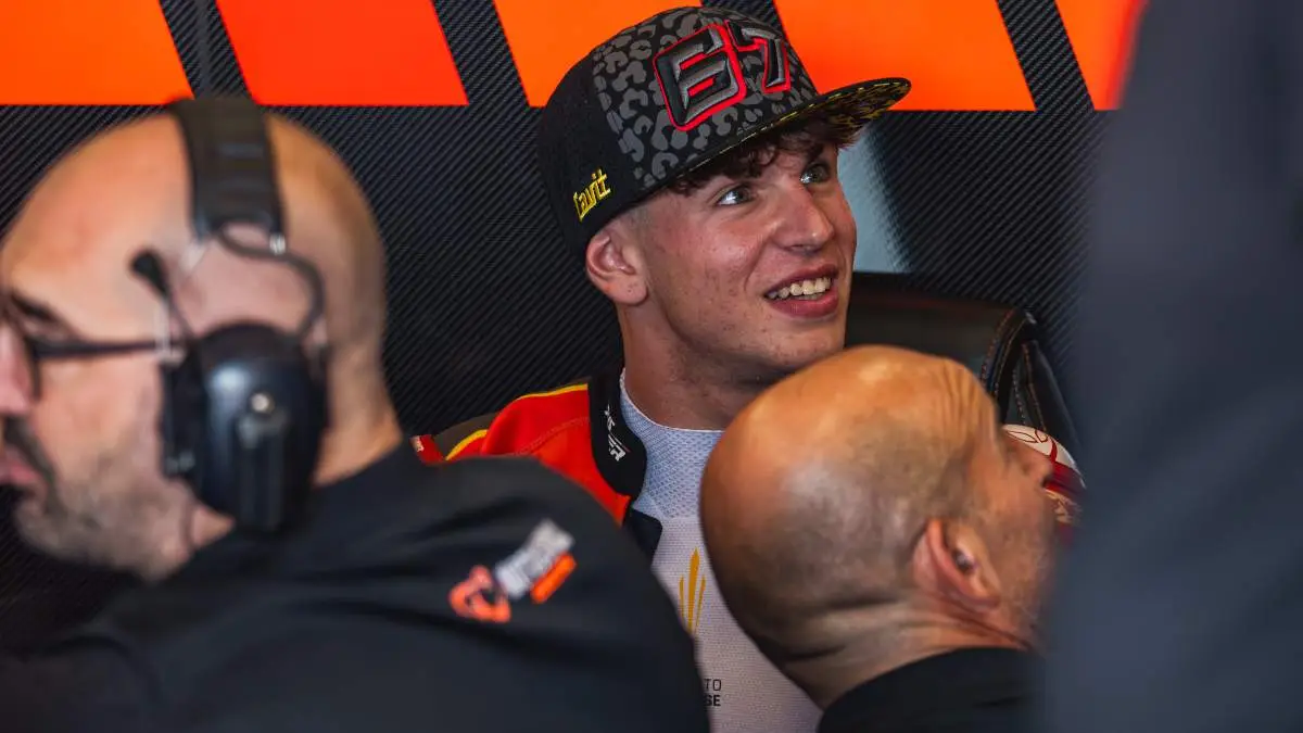 Alberto Surra pilota Motocorsa Racing nel box del team Superbike al Cremona Circuit