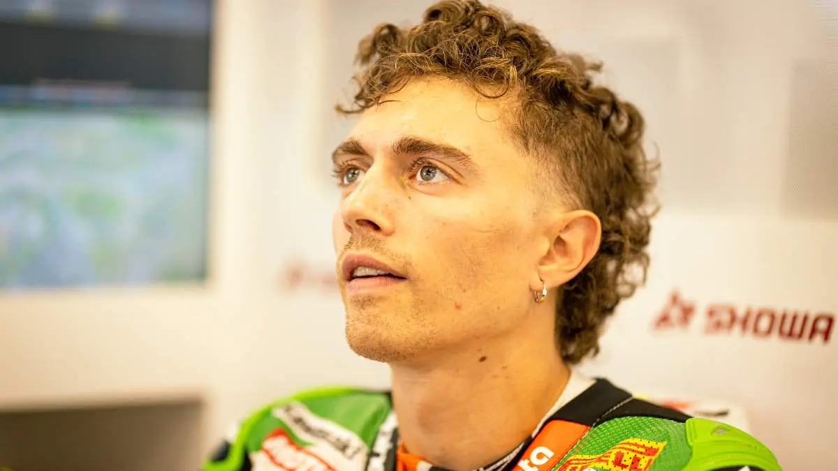 Axel Bassani pilota Superbike nel box del team Bimota Kawasaki