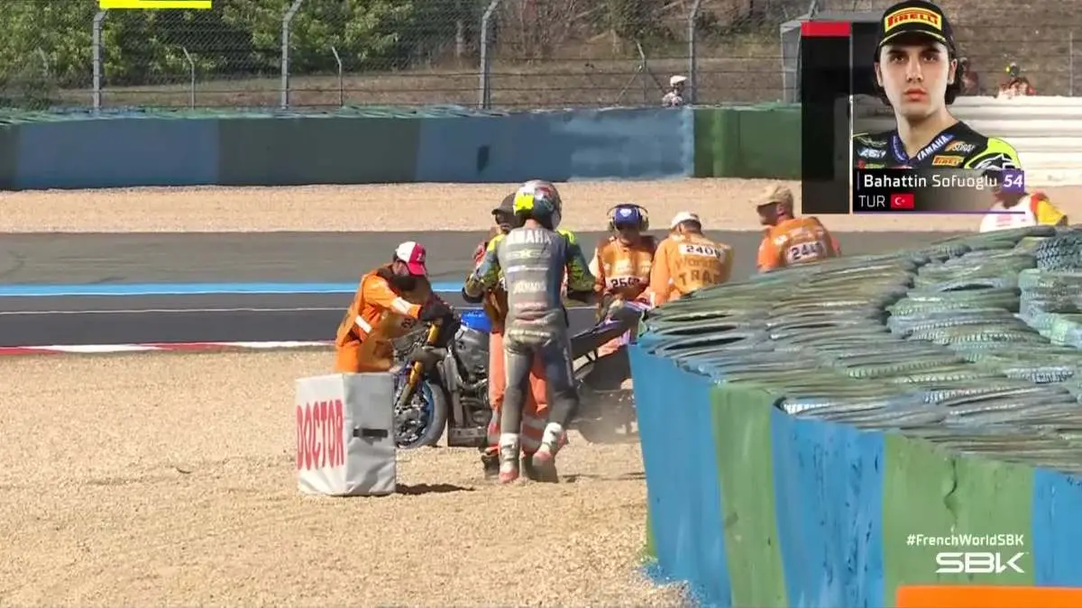 Bahattin Sofuoglu caduto nelle FP2 Superbike a Magny-Cours, Francia