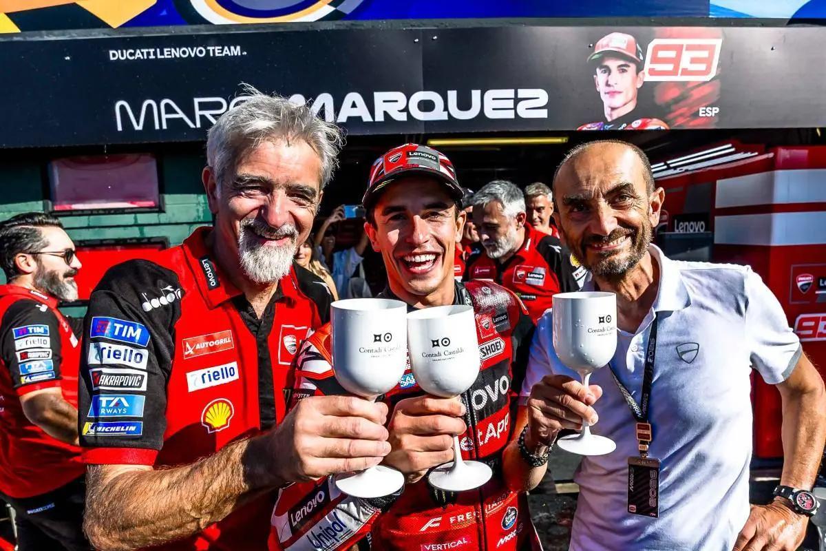 Claudio Domenicali con Marc Marquez e Gigi Dall'Igna
