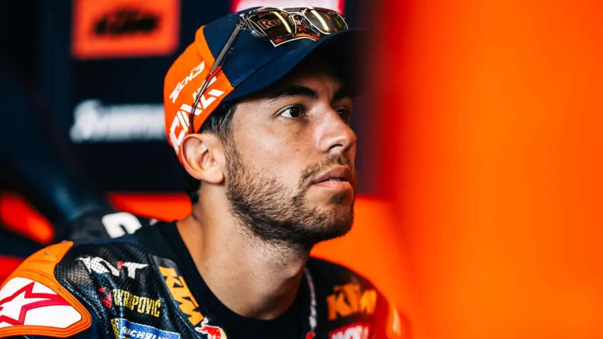 Enea Bastianini pilota MotoGP nel box Red Bull KTM Tech3