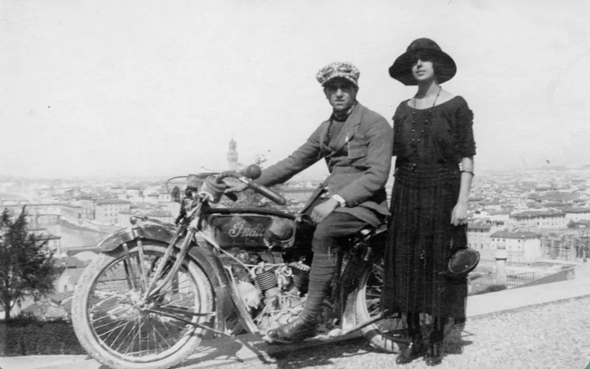 Alessandro Lanza dopo il trionfo nel monomarca Indian 1922