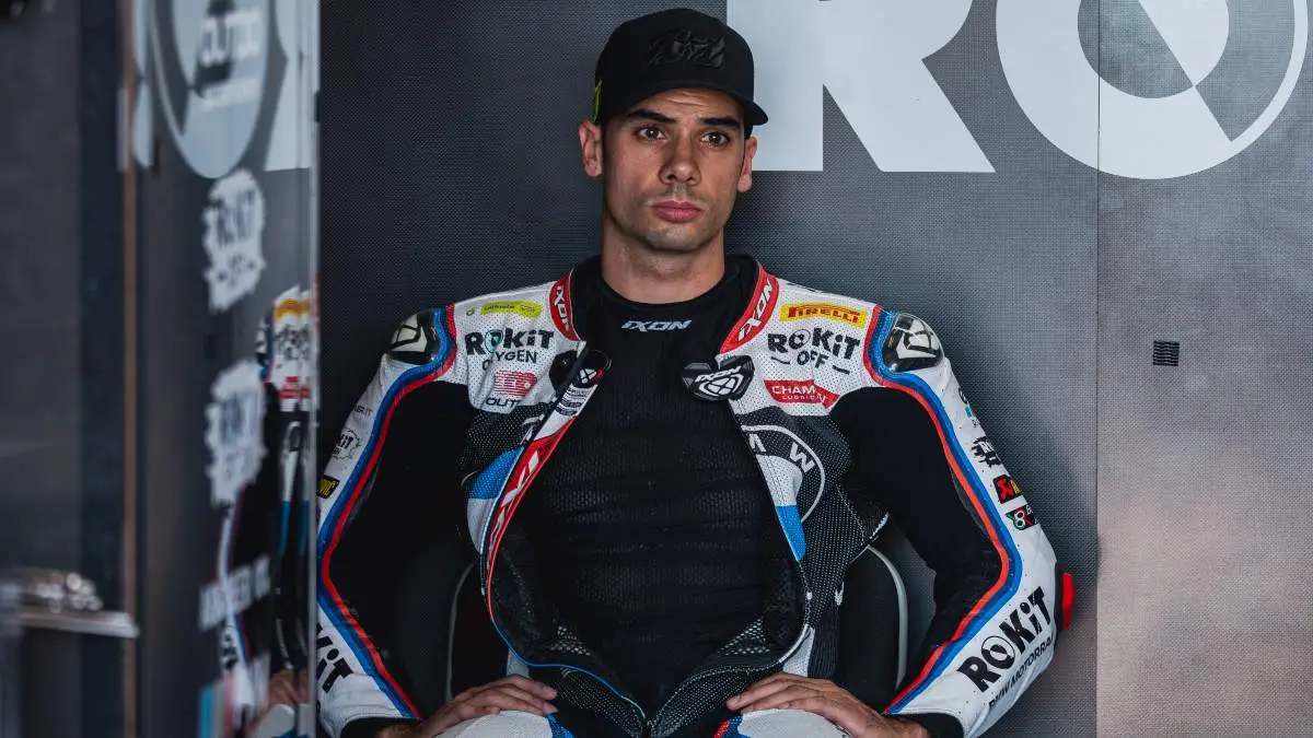 Miguel Oliveira seduto nel box del team BMW Motorrad WorldSBK al Cremona Circuit