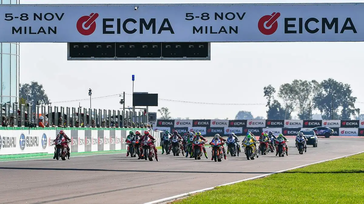 Piloti partono dalla griglia nella gara Superbike al Cremona Circuit