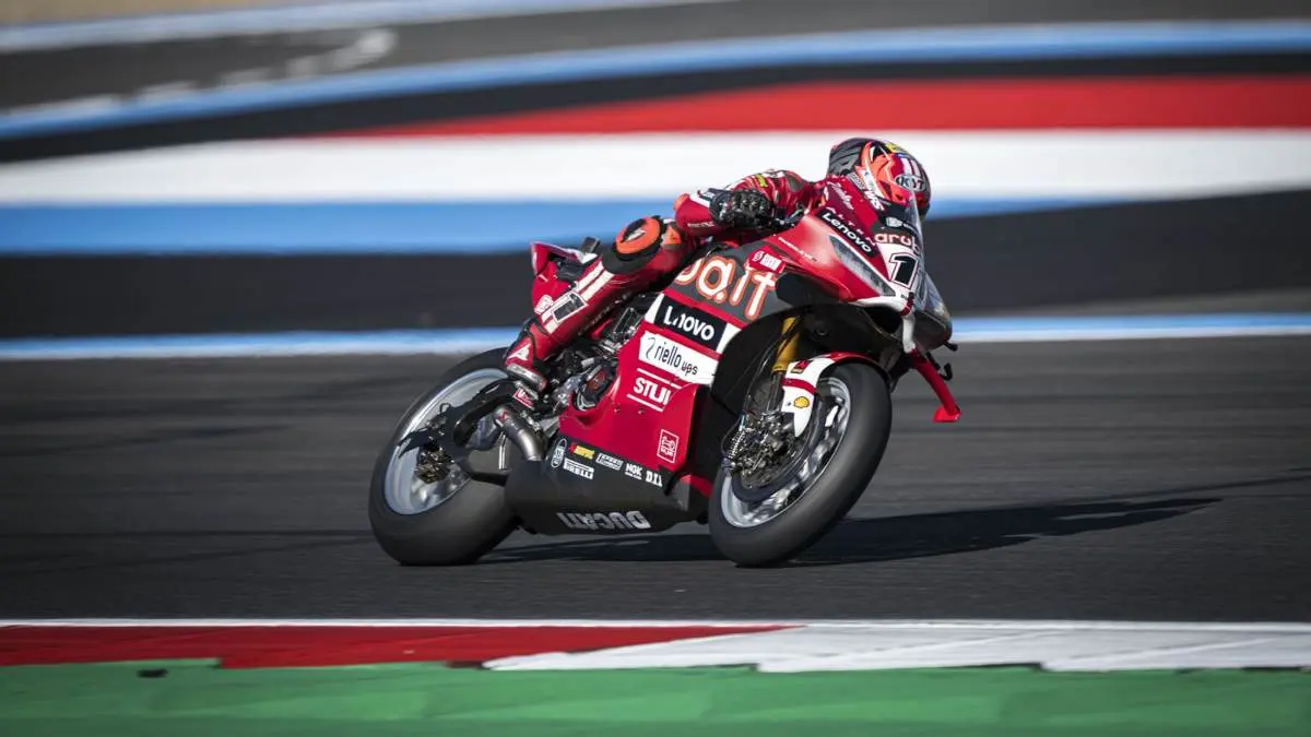Nicolò Bulega guida la Ducati Panigale V4 R nelle Prove Libere Superbike a Magny-Cours, Francia