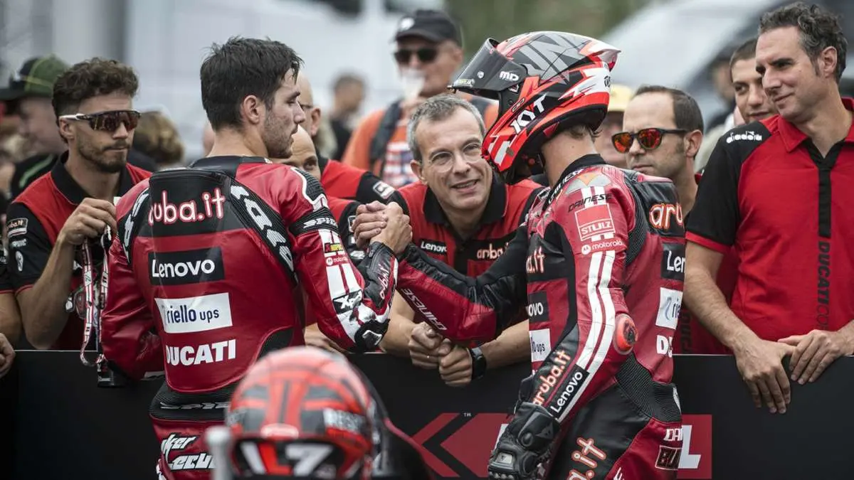 Nicolo Bulega e Iker Lecuona al parco chiuso Superbike a Magny-Cours, Francia