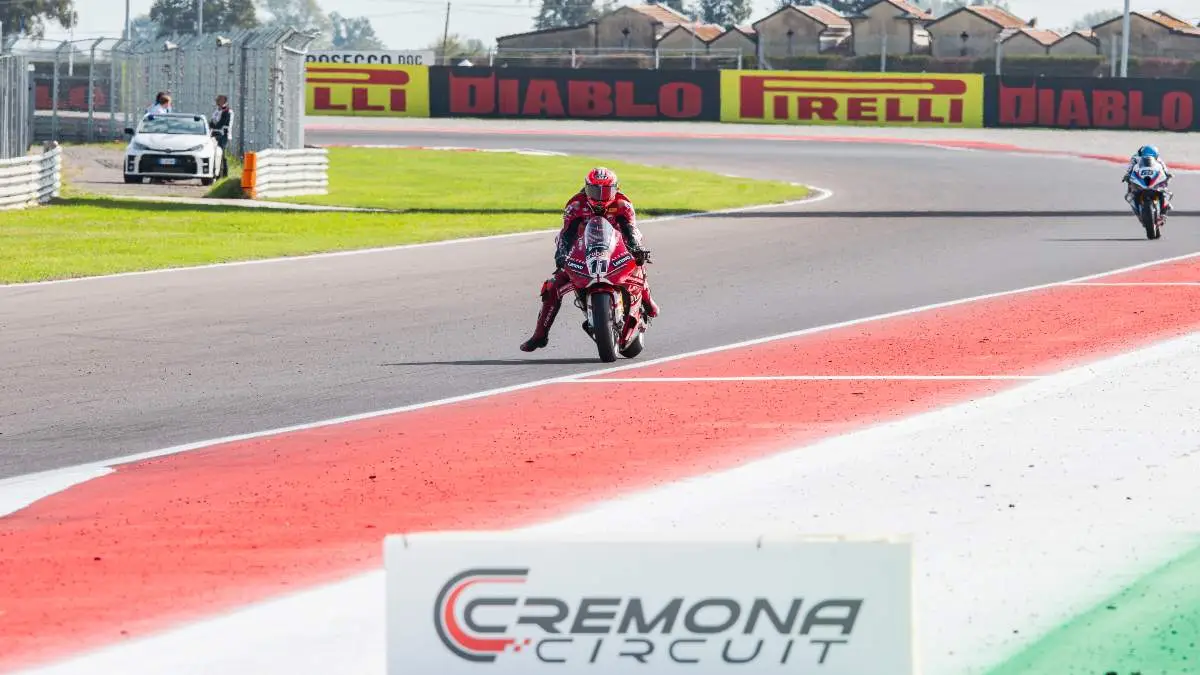 Nicolò Bulega guida la Ducati nella Gara 1 Superbike al Cremona Circuit