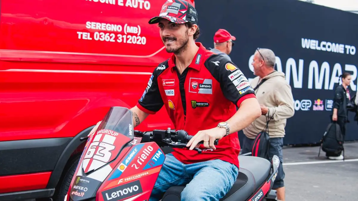 Pecco Bagnaia pilota Ducati MotoGP sullo scooter nel paddock a Misano Adriatico