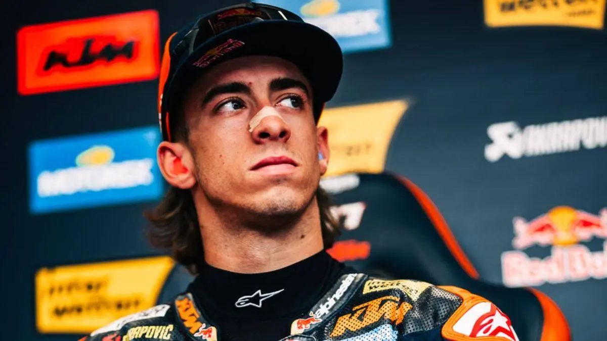 Pedro Acosta pilota KTM MotoGP con la faccia seria nel box in Austria