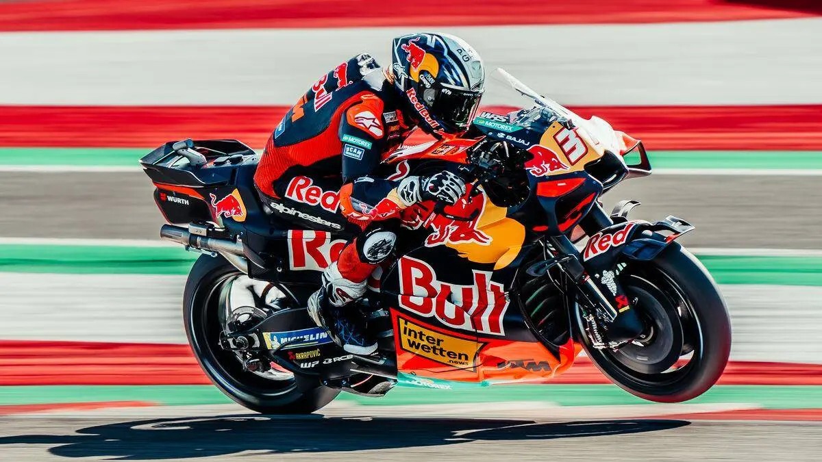 Pedro Acosta guida la KTM RC16 nella gara MotoGP in Austria