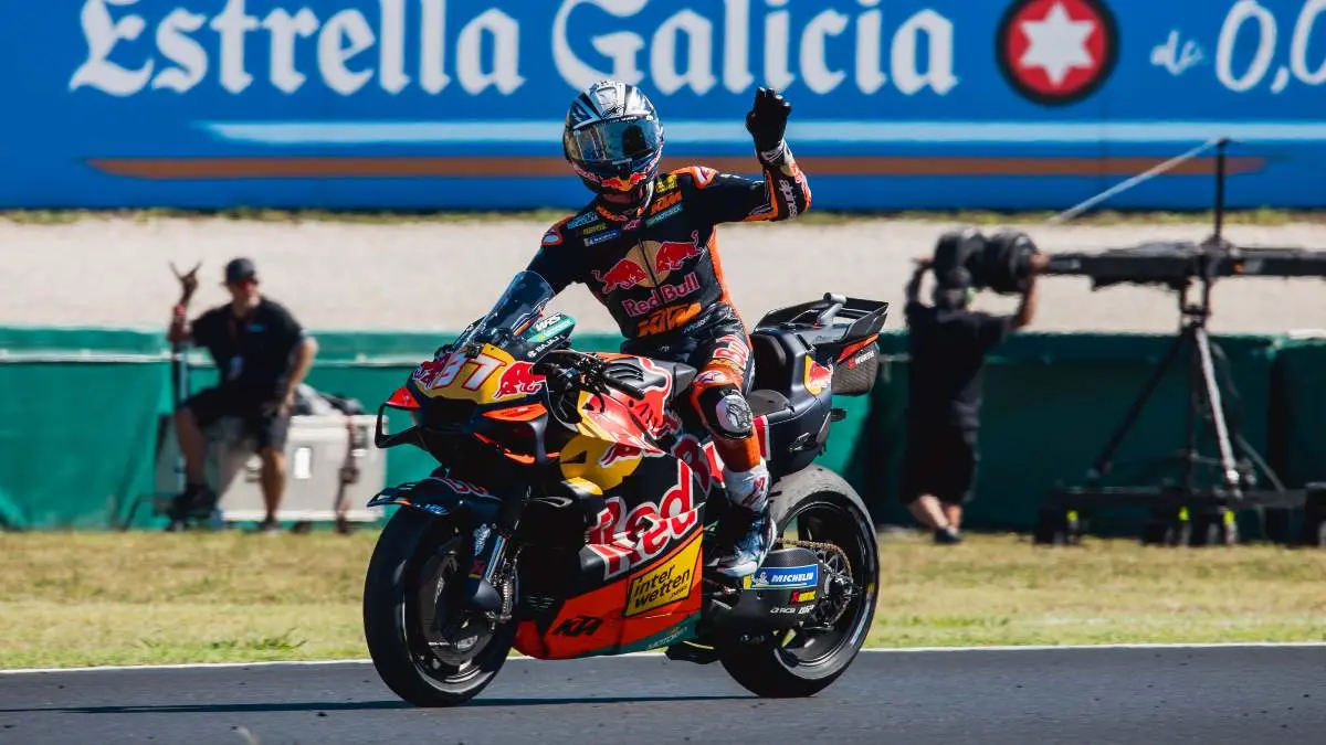 Pedro Acosta pilota KTM MotoGP saluta i tifosi al Misano World Circuit