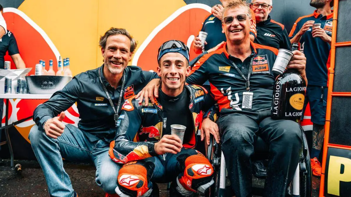Pedro Acosta pilota KTM MotoGP con Pit Beirer e Gottfried Neumeister