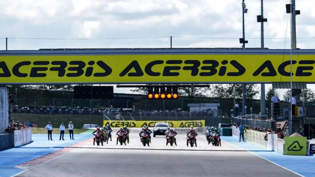 Partenza gara Superbike a Magny-Cours, round Francia 2026