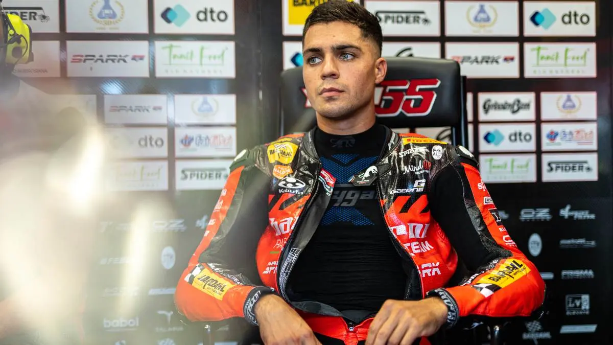 Yari Montella pilota Barni Spark seduto nel box Superbike