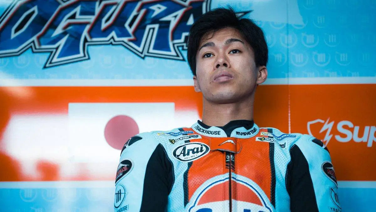 Foto in primo piano di Ai Ogura seduto nel box del team Trackhouse MotoGP