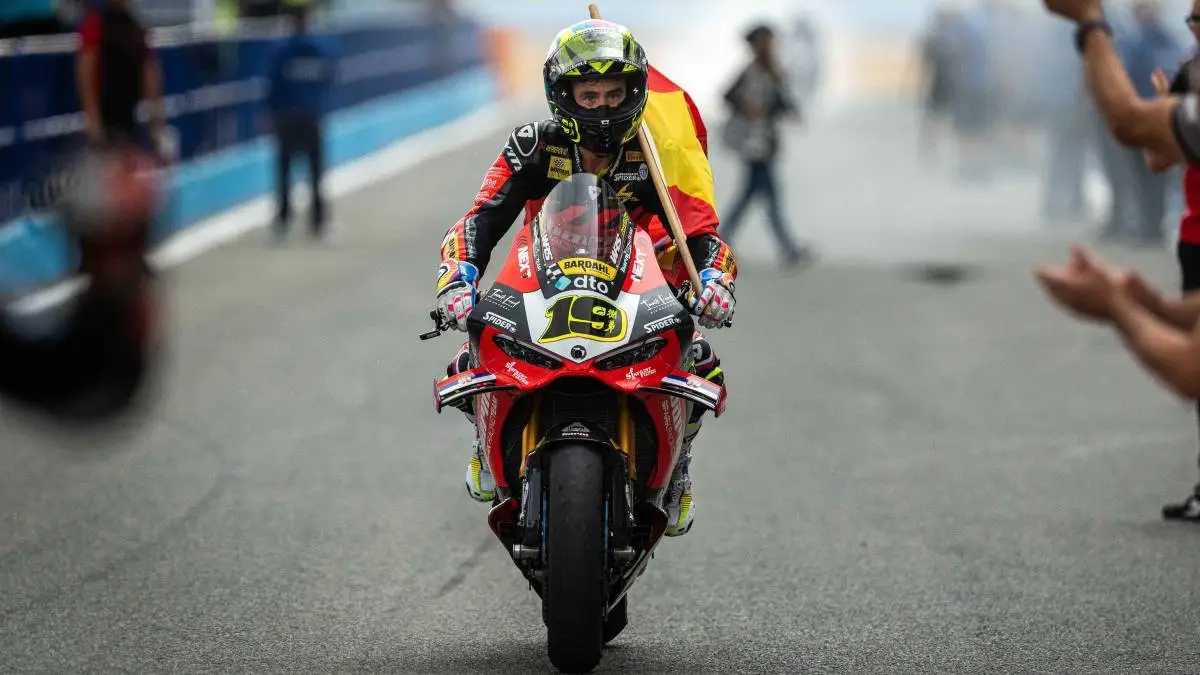 Alvaro Bautista pilota del team Barni Superbike in sella alla Ducati Panigale V4 R a Jerez