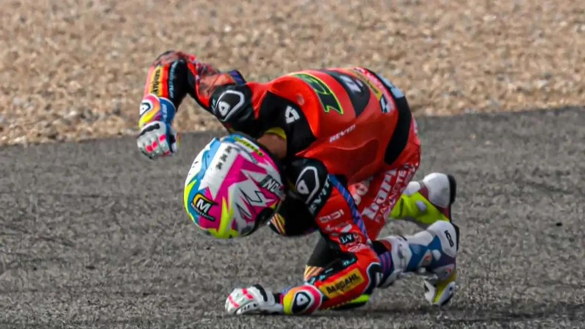 Alvaro Bautista disperato dopo la caduta in Gara 2 Superbike a Estoril