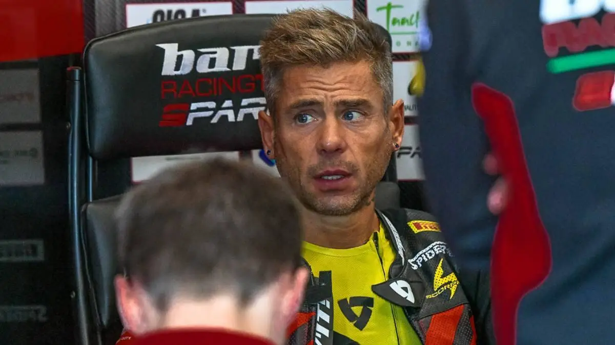 Alvaro Bautista seduto nel box del team Barni Racing Superbike