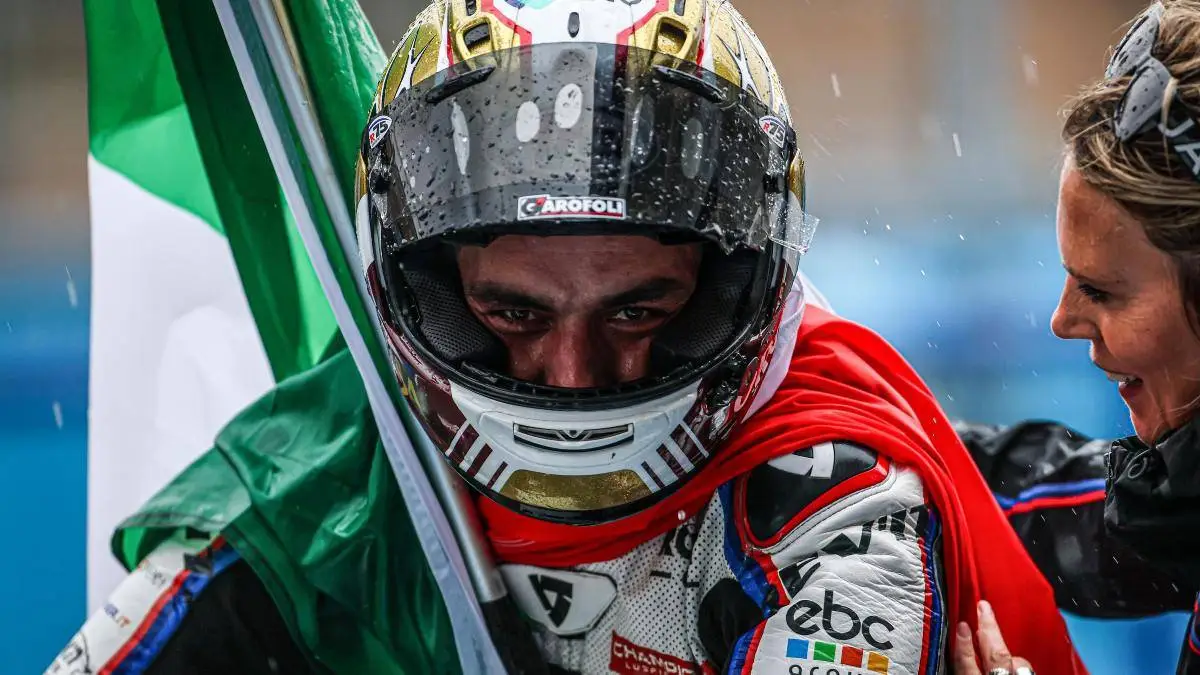 Danilo Petrucci pilota BMW Superbike con il casco addosso