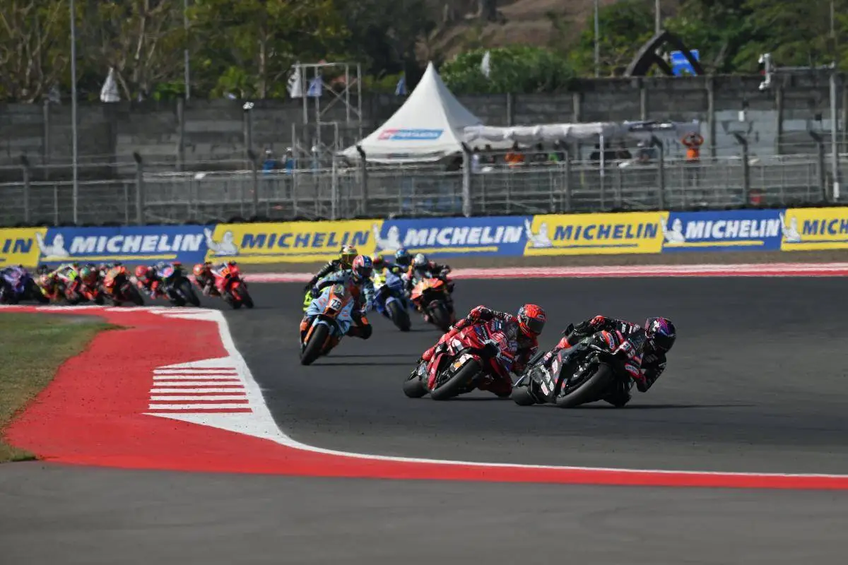 Piloti MotoGP in azione durante la gara in Indonesia