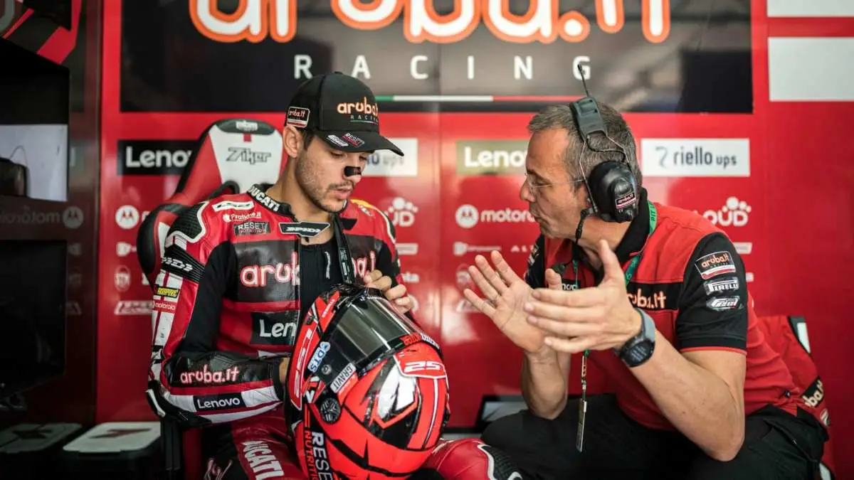 Iker Lecuona seduto con la tuta da corsa addosso nel box Aruba Ducati Superbike