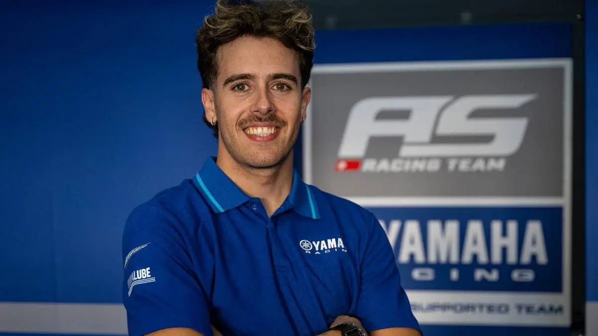 Jeremy Alcoba pilota Yamaha Supersport in posa sorridente per una foto