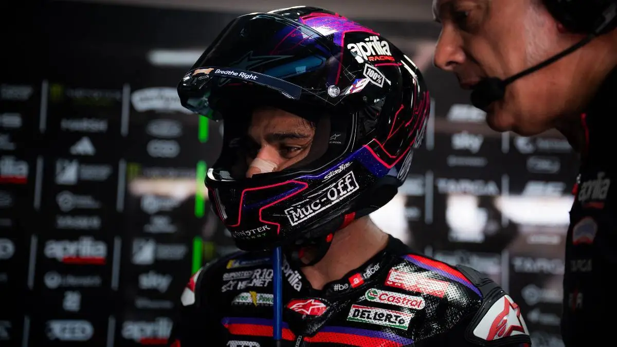 Jorge Martin nel box Aprilia MotoGP con il casco addosso