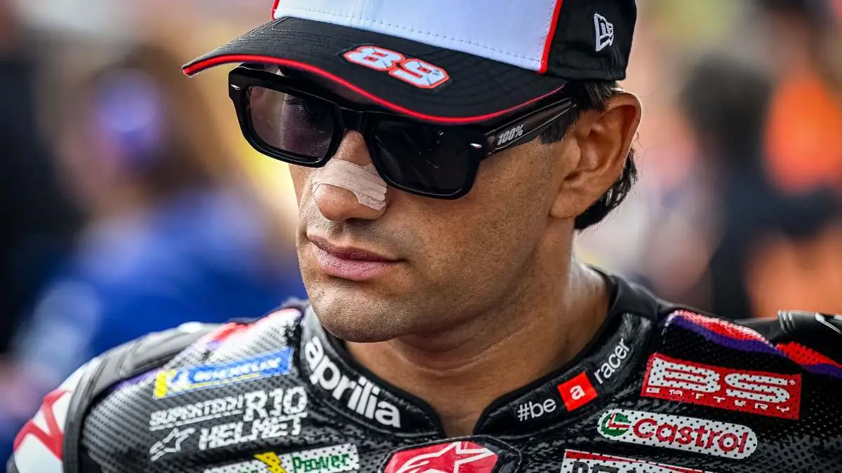 Jorge Martin pilota Aprilia MotoGP con addosso occhiali da sole e capellino bianconero