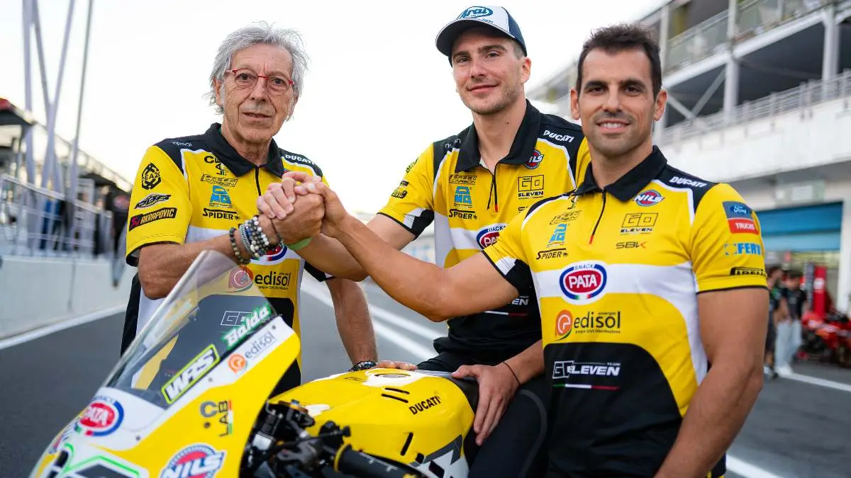Lorenzo Baldassarri stringe la mano a Denis Sacchetti e Gianni Ramello del team Go Eleven Superbike dopo il rinnovo del contratto