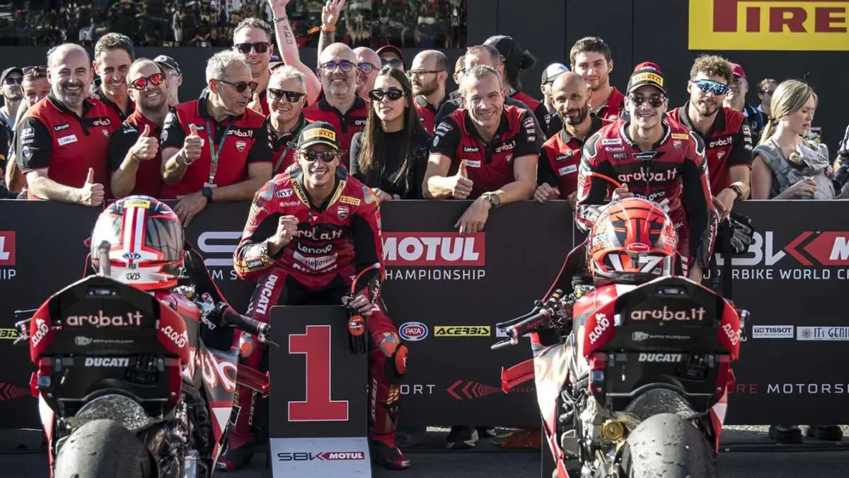 Nicolò Bulega e Iker Lecuona festeggiano col team Aruba Ducati Superbike