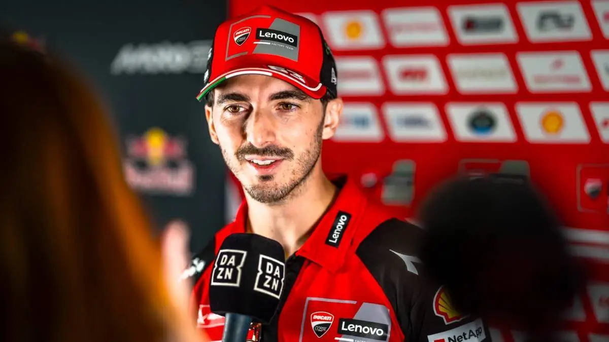 Pecco Bagnaia pilota Ducati MotoGP parla ai microfoni dei giornalisti